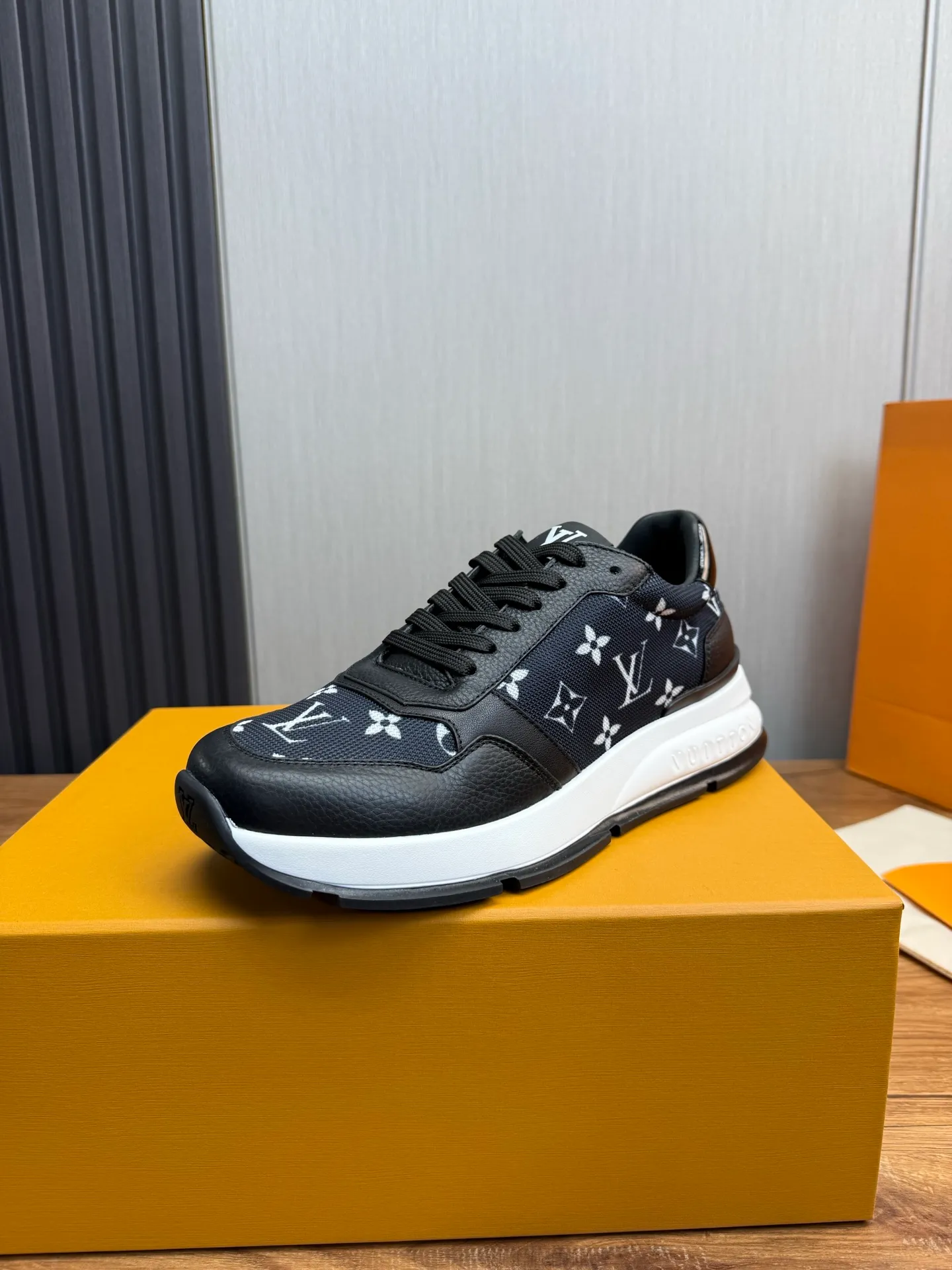 Men's shoes 💰800💰 LOUIS VUITTON [Luden Yiwei] Brand new trendy Lv is on the market 🎁, casual and fashionable men's shoes 👟Original 1:1 shipment✅ The upper is made of imported brand leather + cowhide lining, the original wear-resistant rubber outsole, the version is simple and elegant, exclusive for trendy men. 38-44 (customized at 38.45)